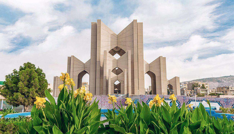تکنسین در حال سرویس کولر گازی